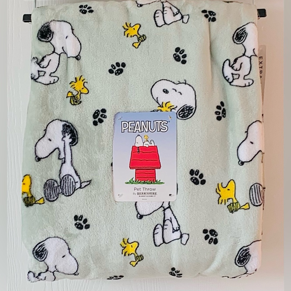 Peanuts Snoopy and Woodstock Hugs and Pawprints Throw Blanket